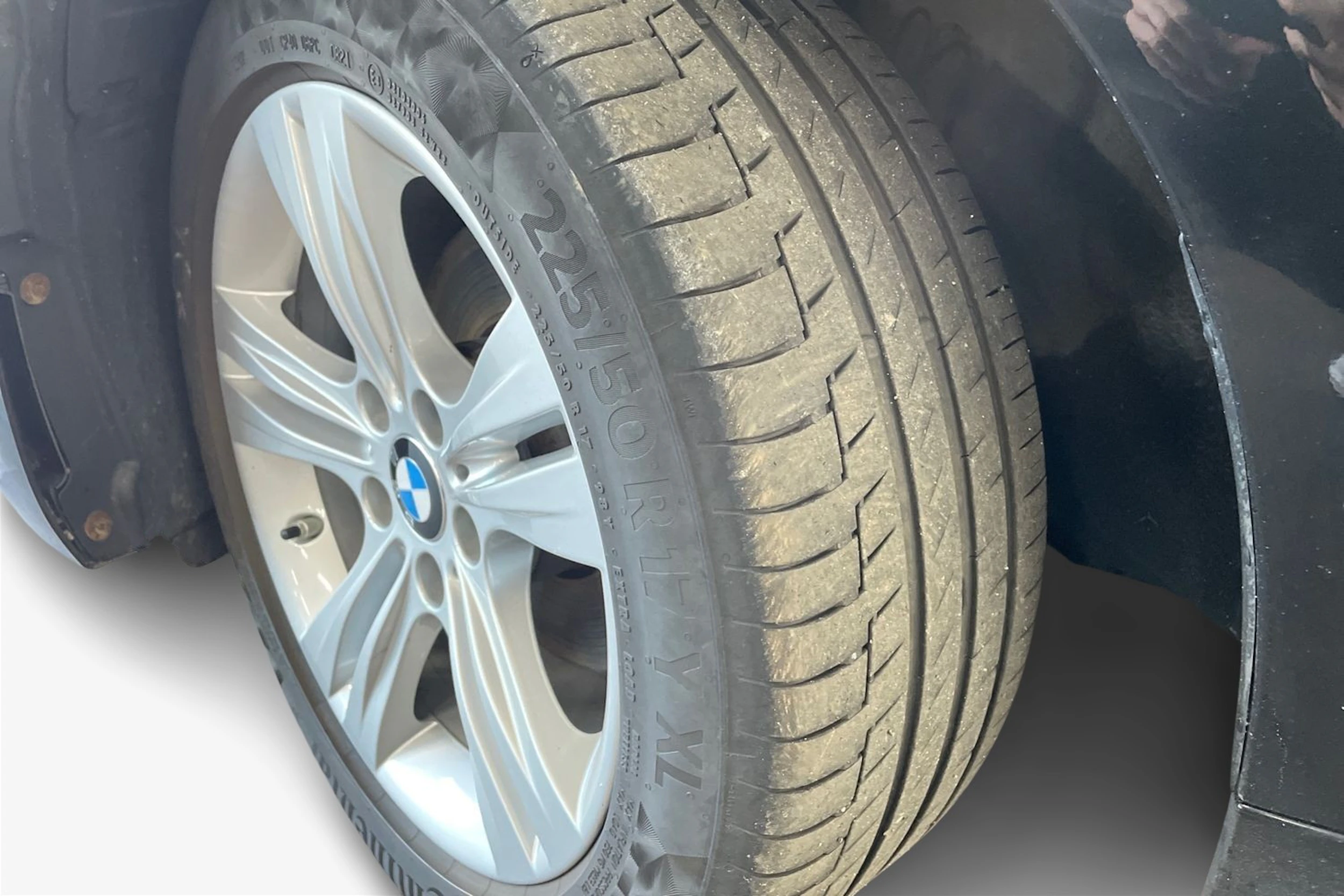 Musta BMW 320 2017 kuva 9.