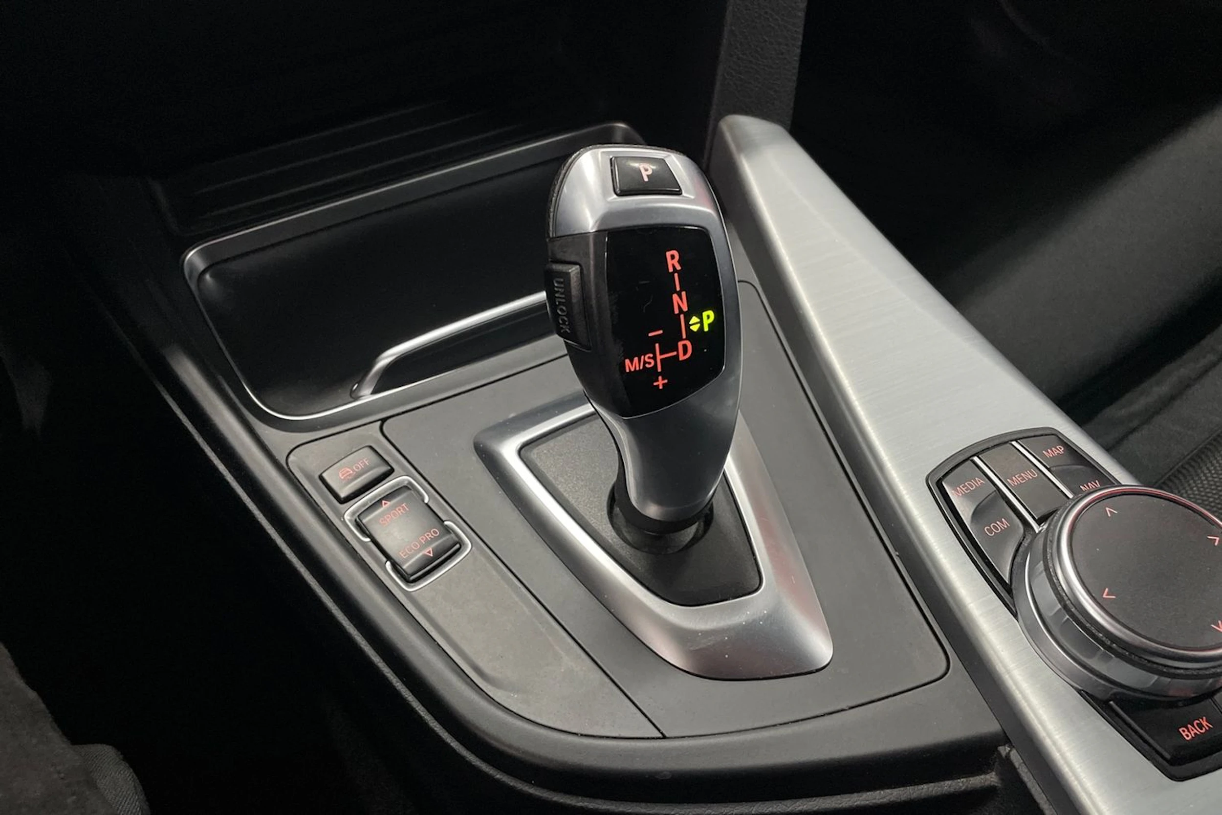 Musta BMW 320 2017 kuva 27.
