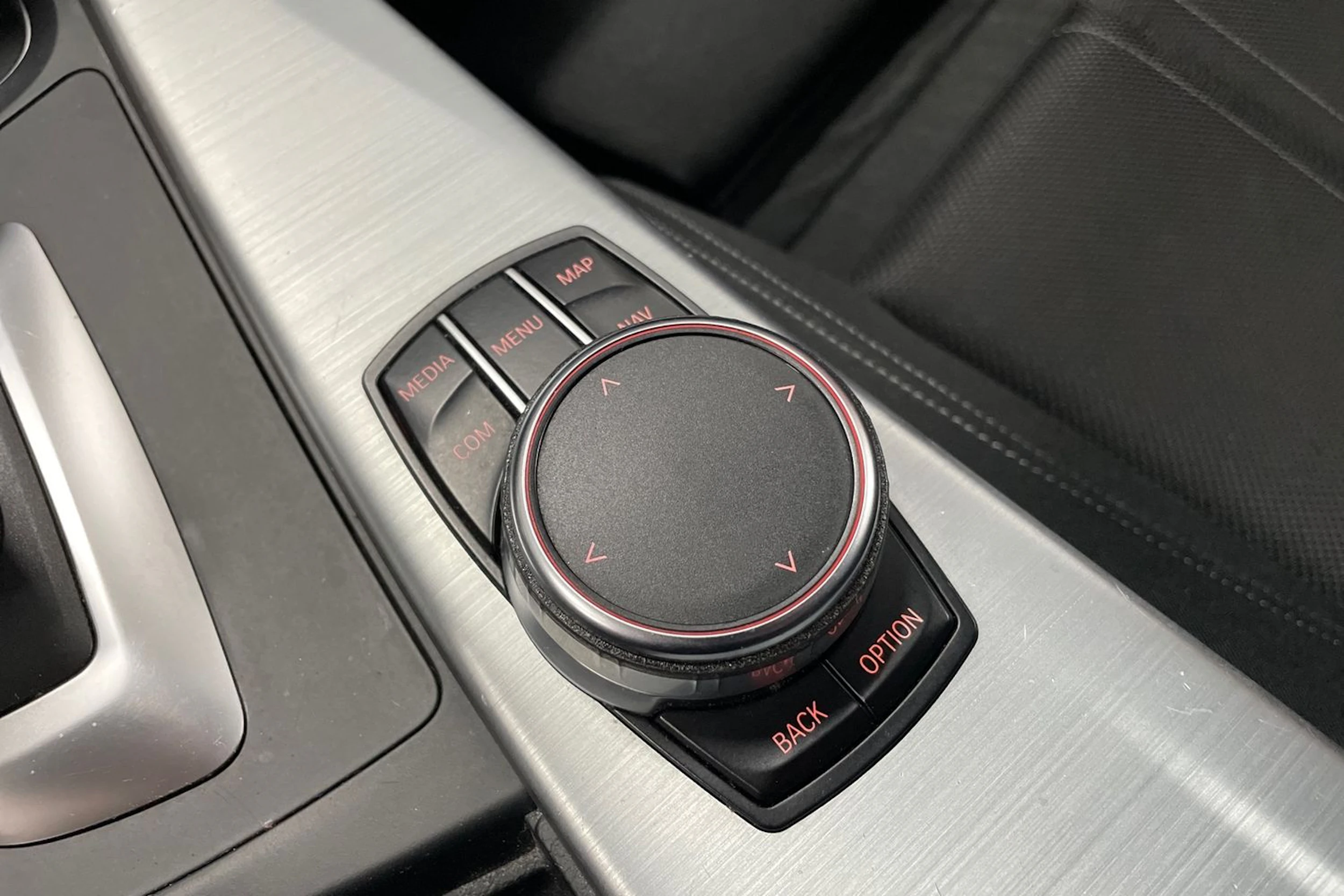 Musta BMW 320 2017 kuva 28.