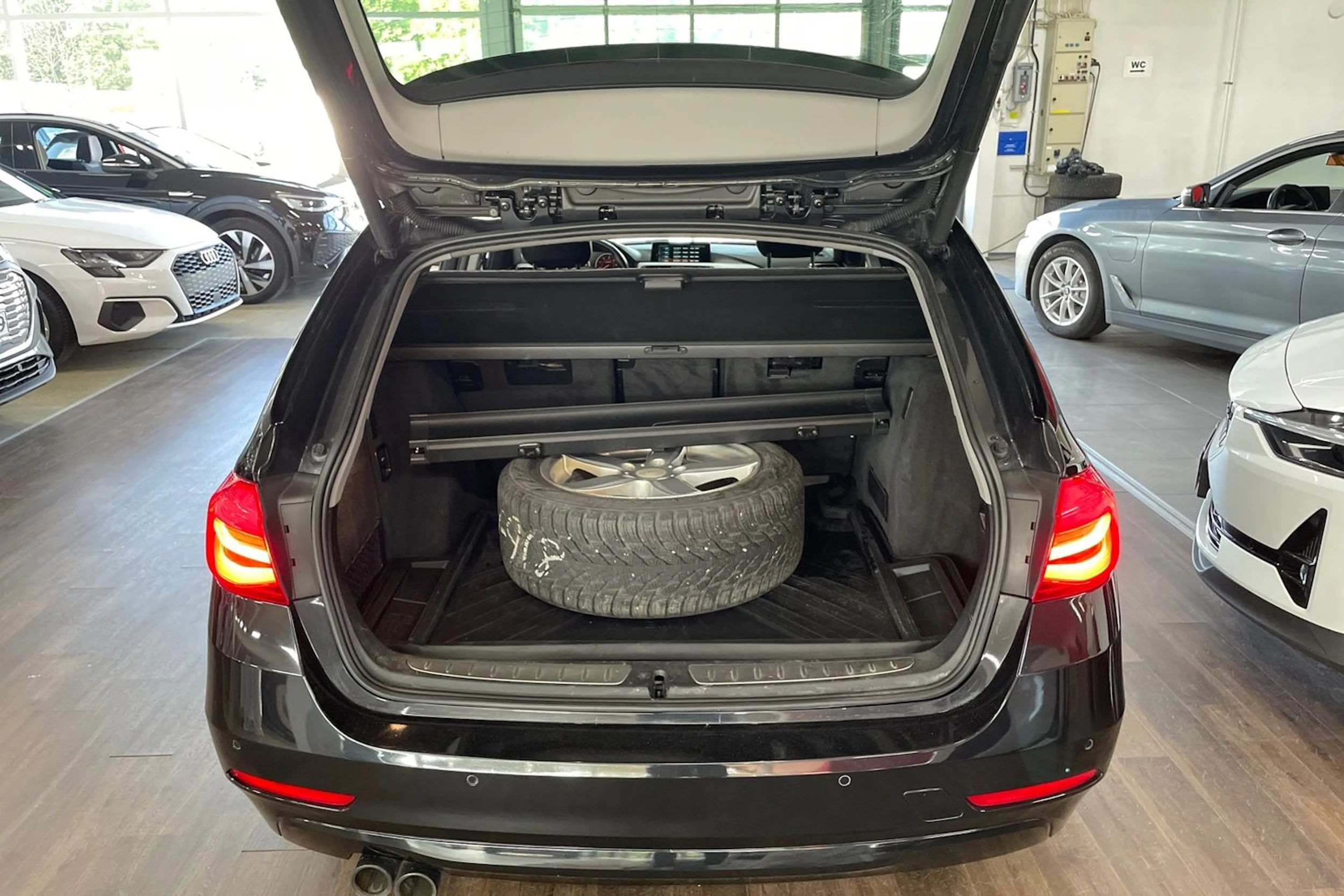 Musta BMW 320 2017 kuva 31.