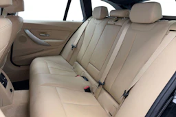 musta BMW 320 2017 kuva 11.