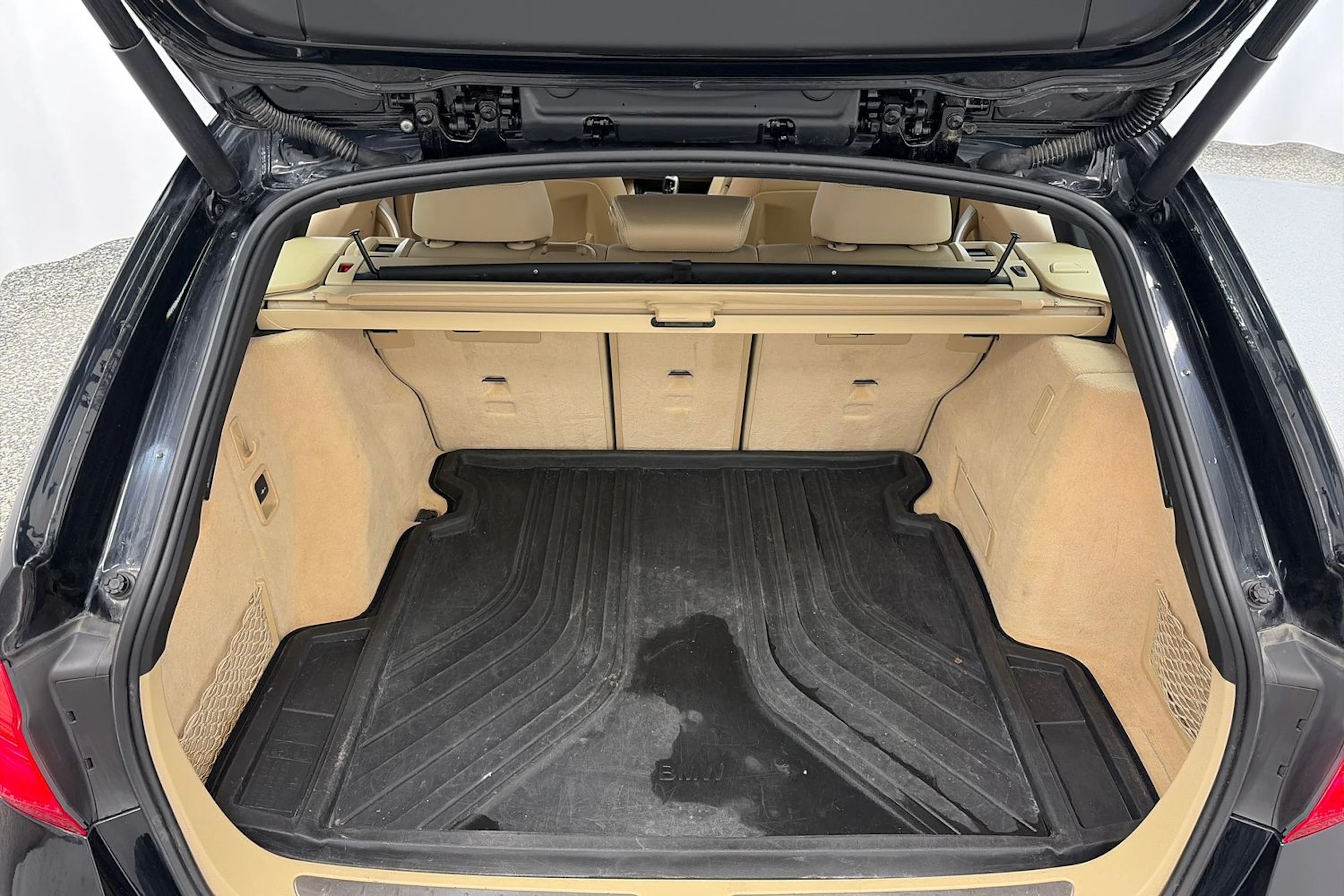 musta BMW 320 2017 kuva 13.