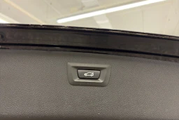 musta BMW 320 2017 kuva 15.