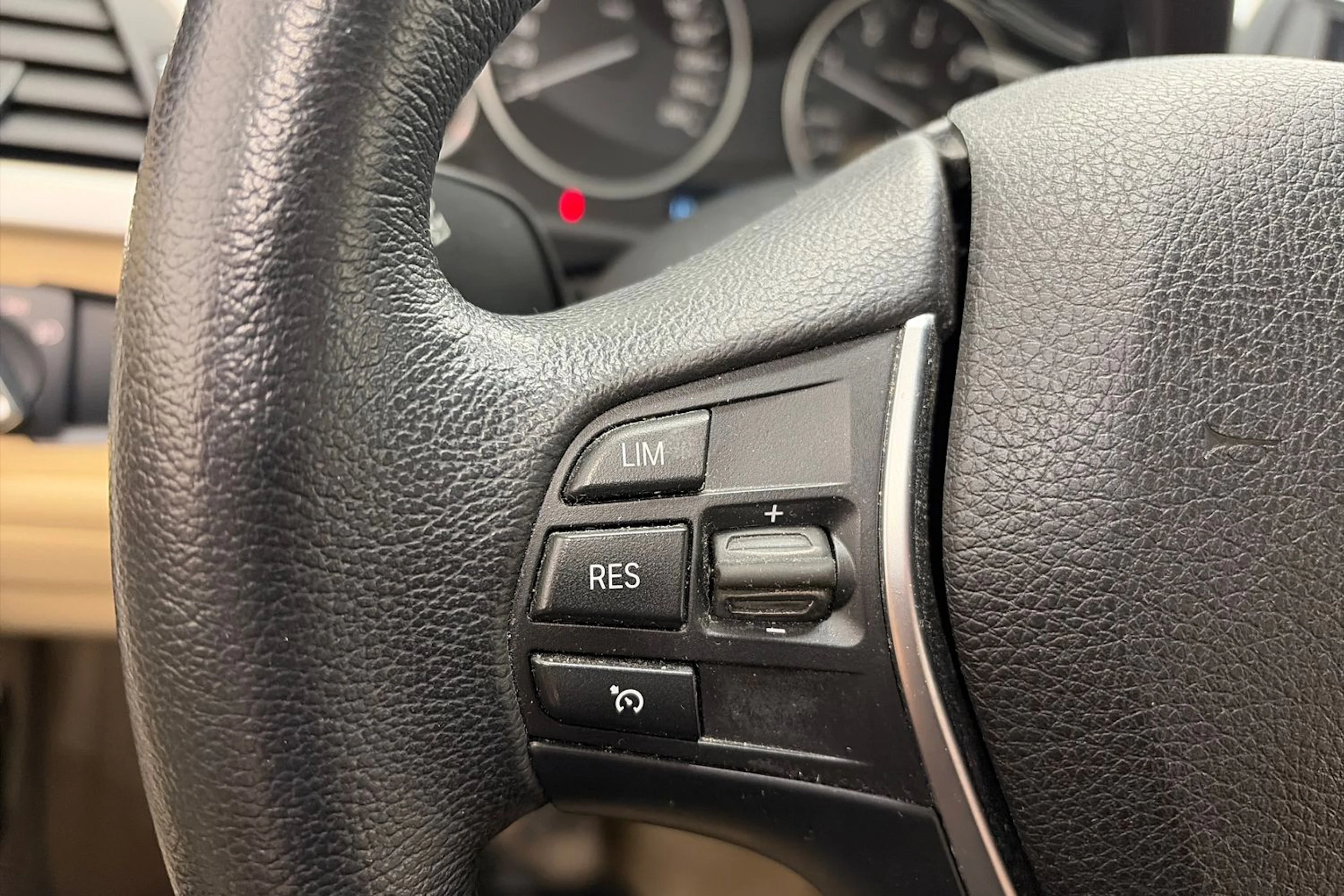 musta BMW 320 2017 kuva 18.