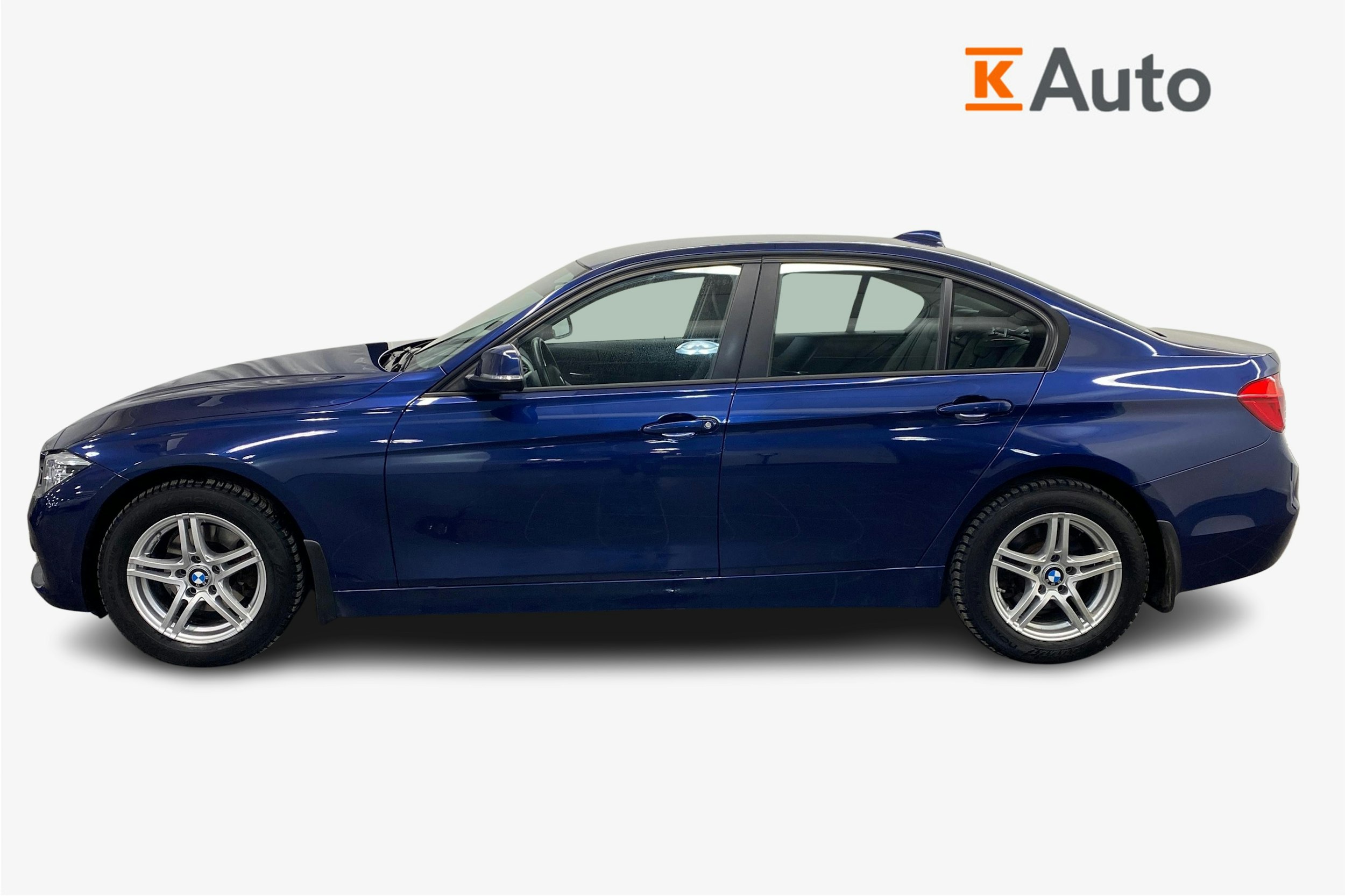 sininen BMW 320 2018 kuva 9.