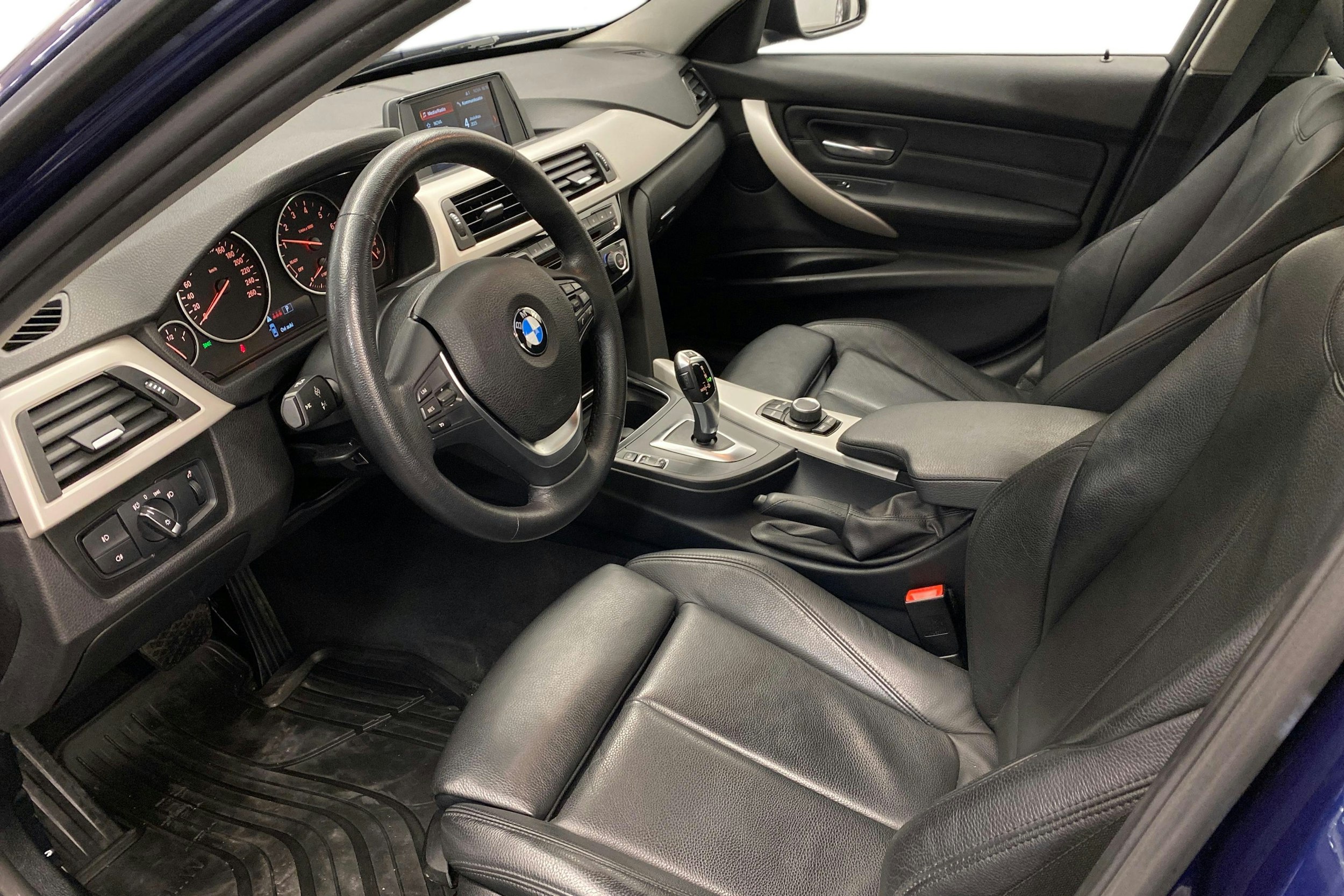 sininen BMW 320 2018 kuva 10.