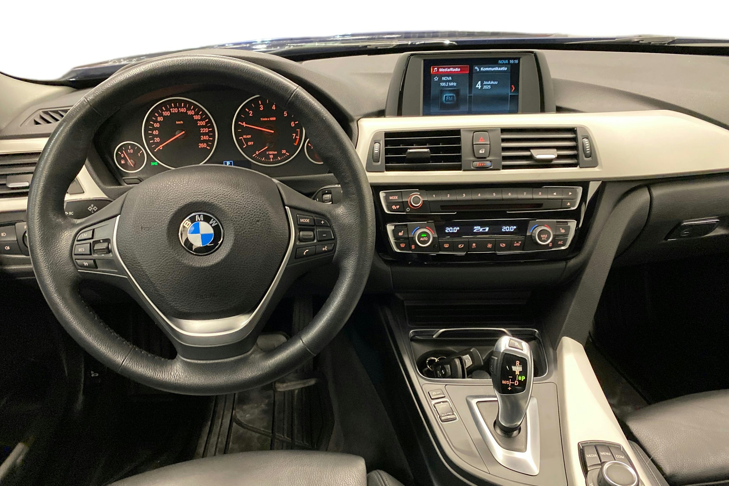 sininen BMW 320 2018 kuva 12.