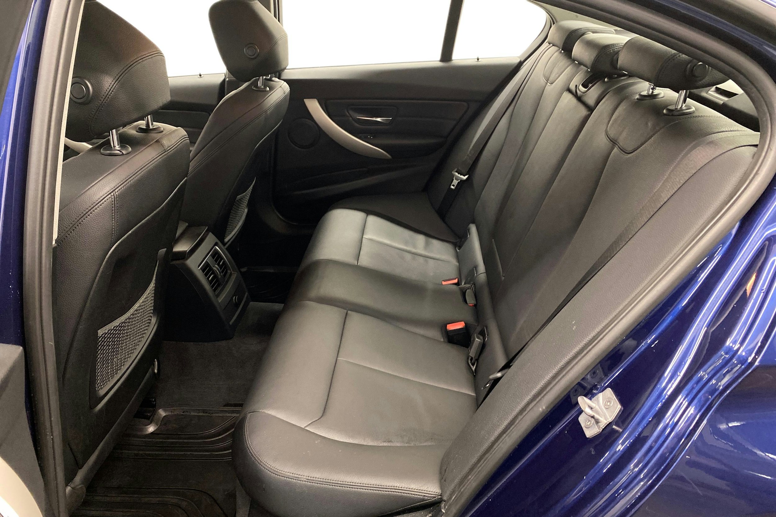 sininen BMW 320 2018 kuva 13.