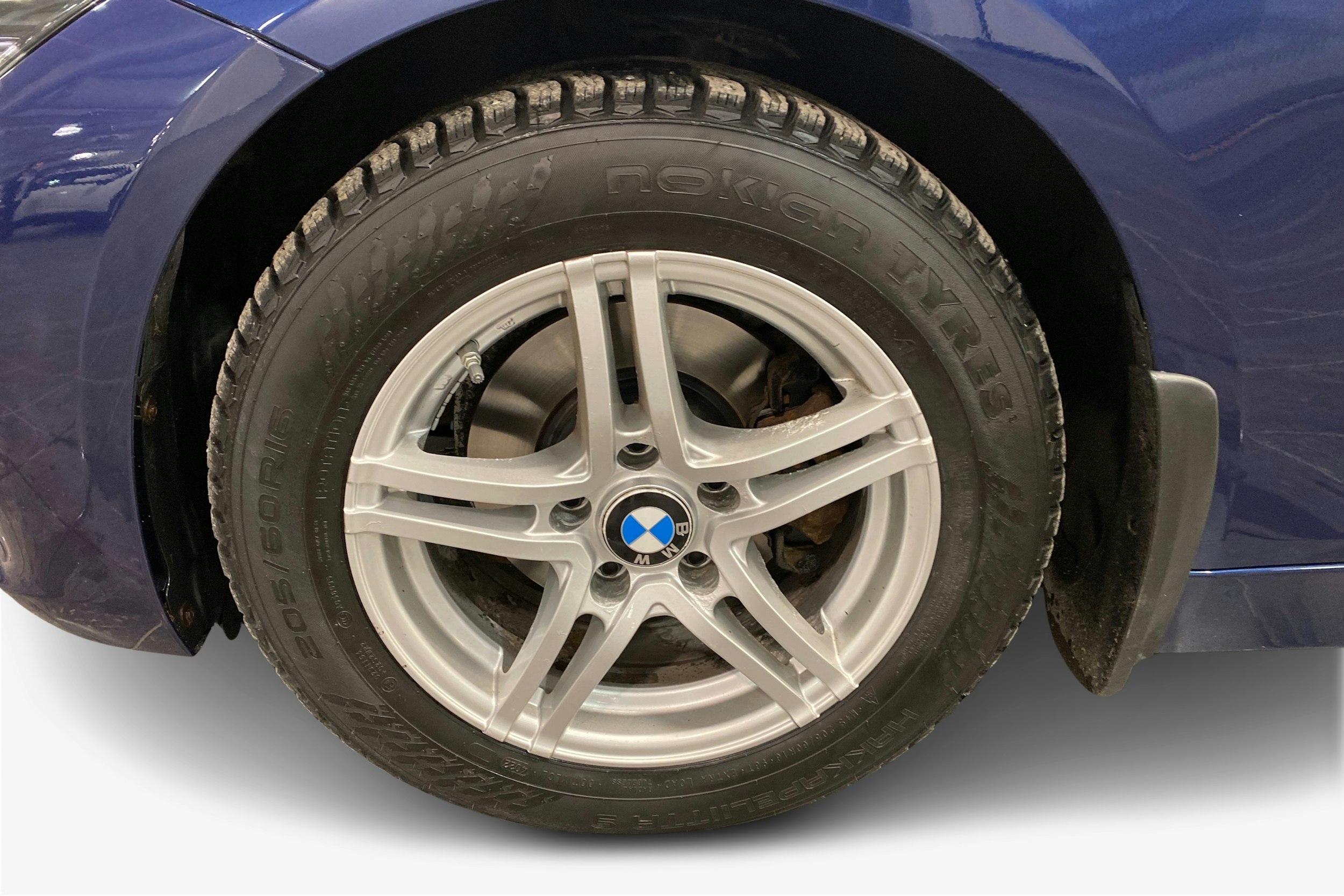 sininen BMW 320 2018 kuva 14.