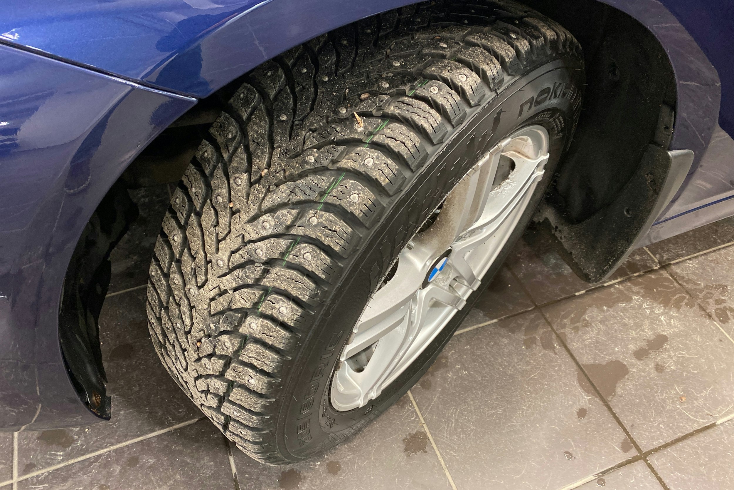 sininen BMW 320 2018 kuva 16.