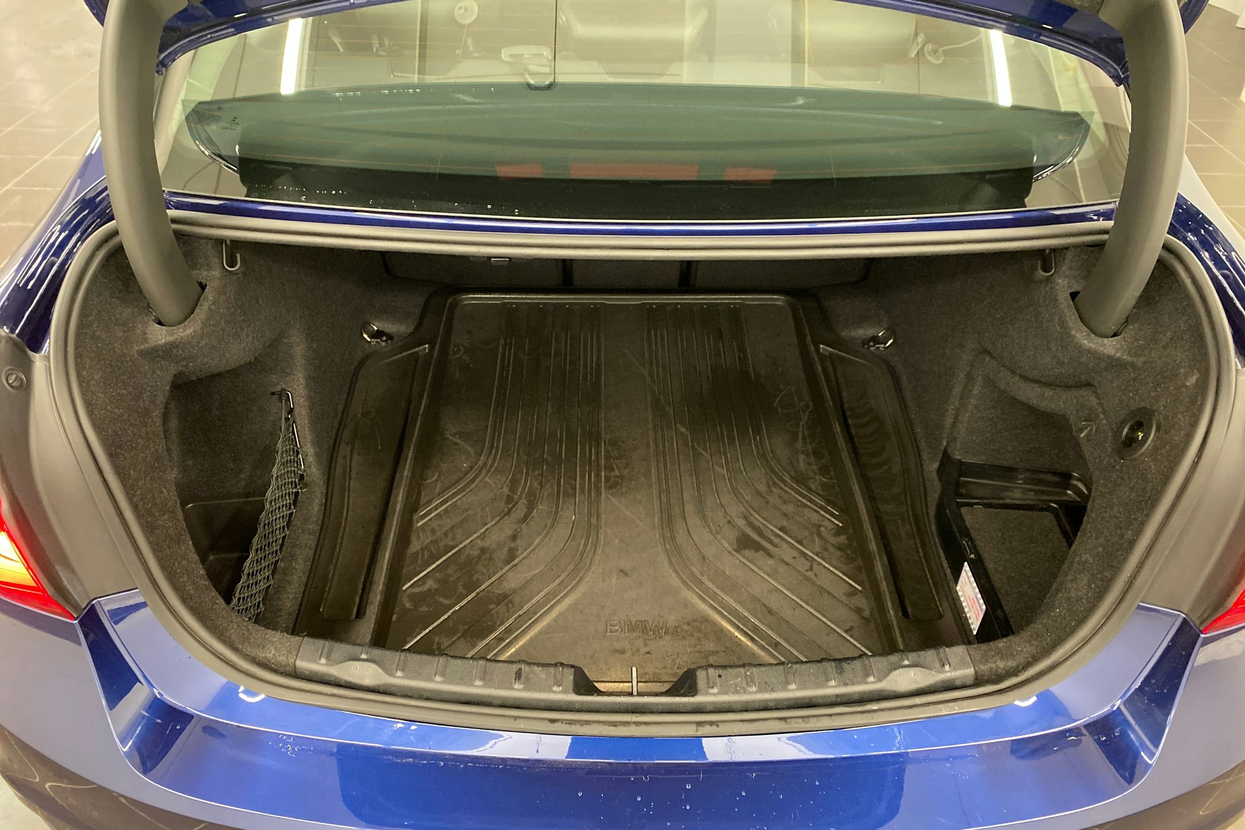 sininen BMW 320 2018 kuva 17.