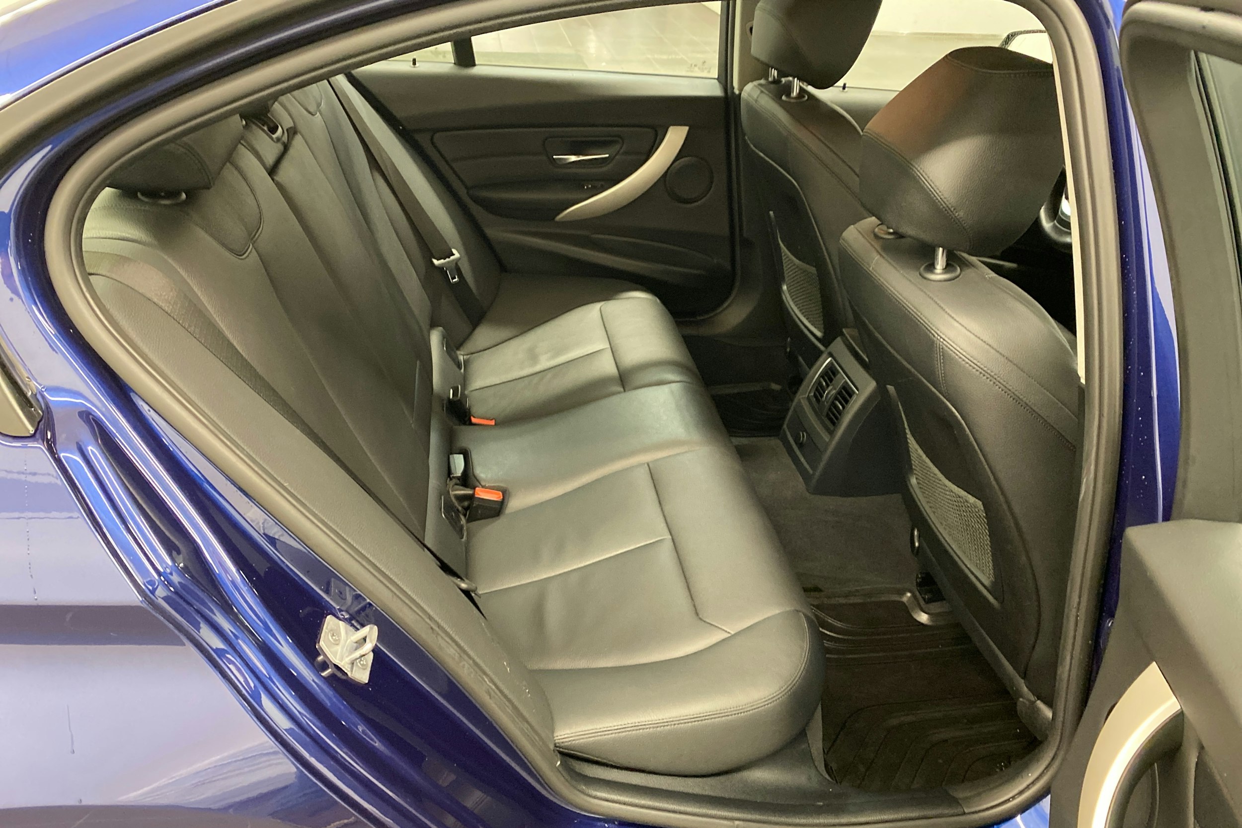 sininen BMW 320 2018 kuva 19.