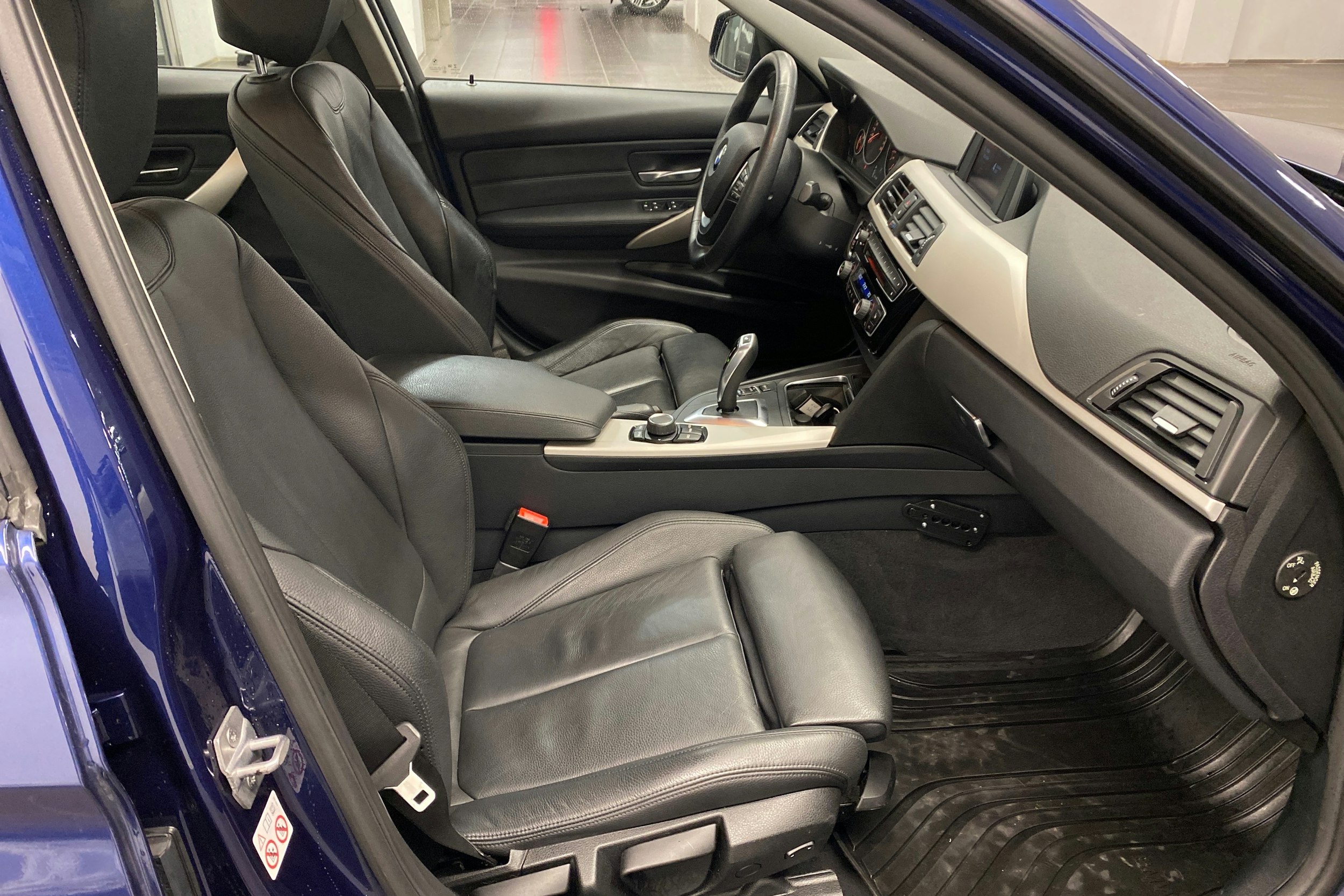 sininen BMW 320 2018 kuva 20.