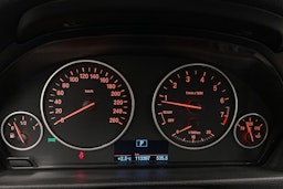 sininen BMW 320 2018 kuva 21.