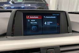 sininen BMW 320 2018 kuva 22.