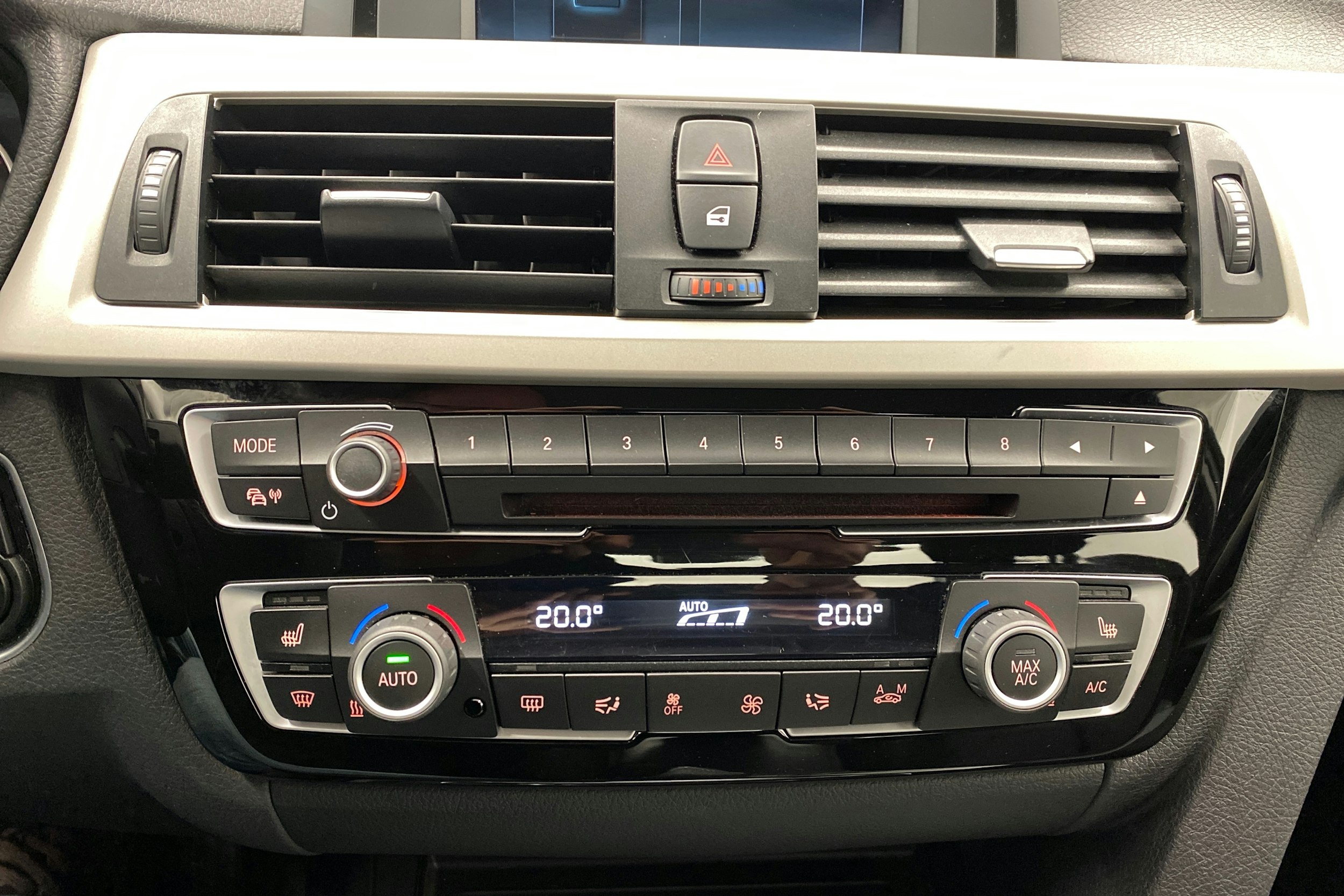 sininen BMW 320 2018 kuva 23.