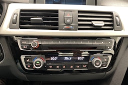 sininen BMW 320 2018 kuva 23.