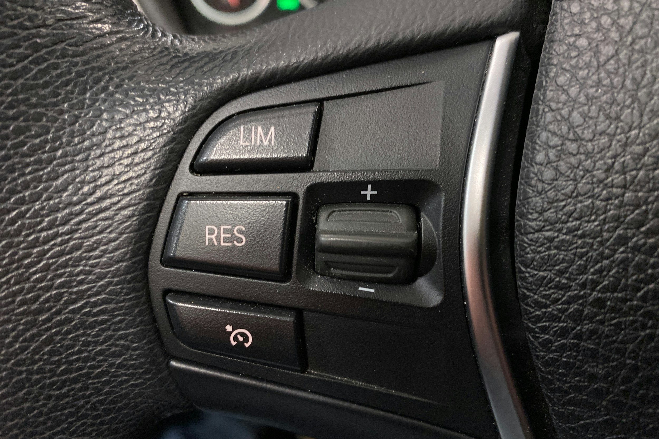 sininen BMW 320 2018 kuva 24.