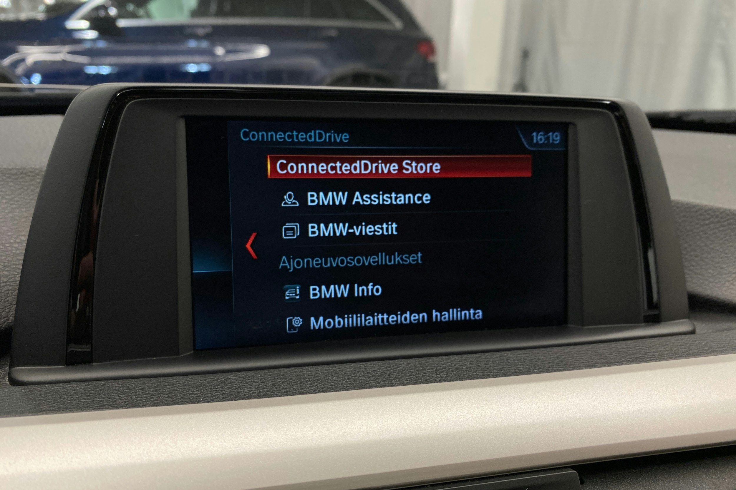 sininen BMW 320 2018 kuva 27.
