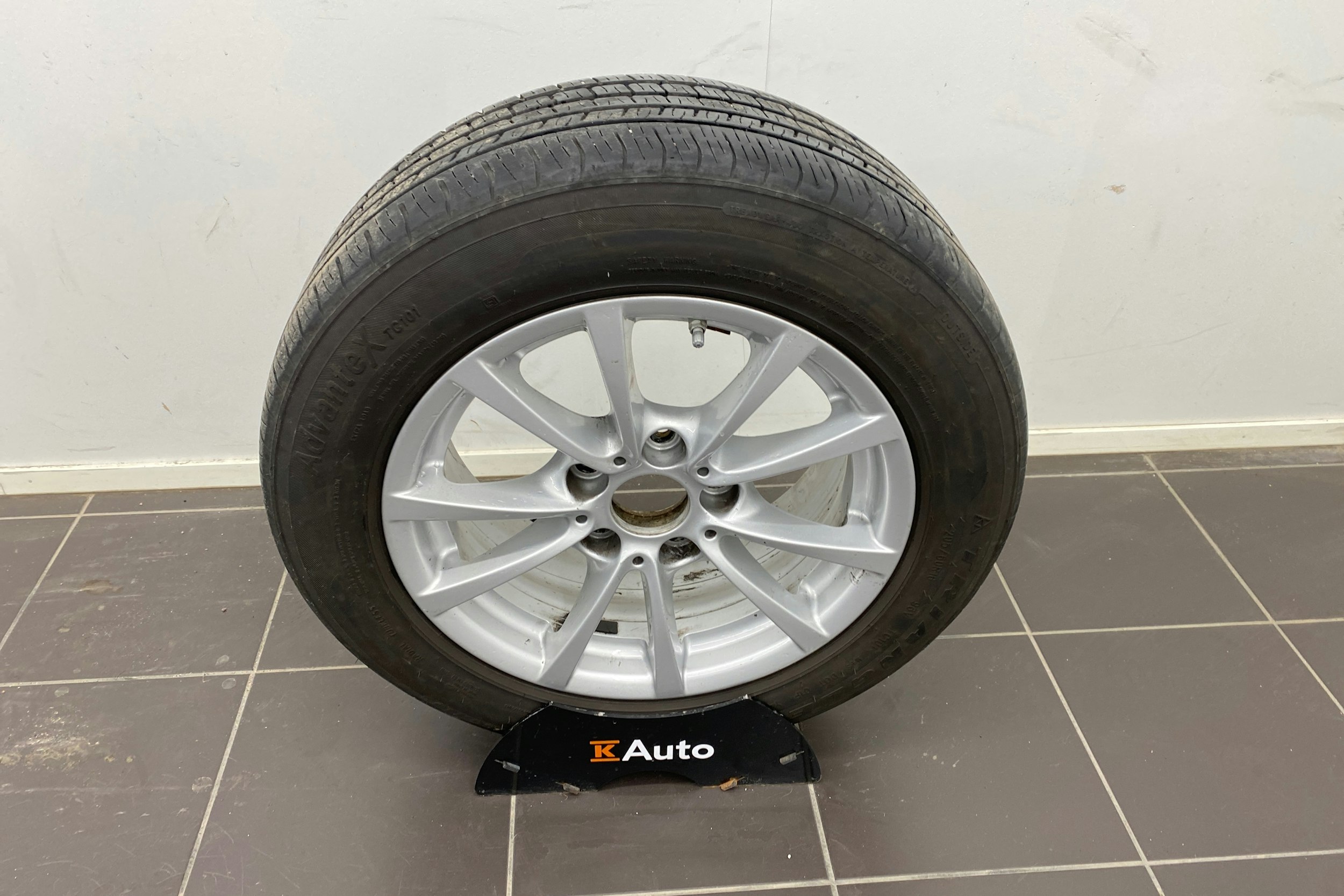 sininen BMW 320 2018 kuva 28.