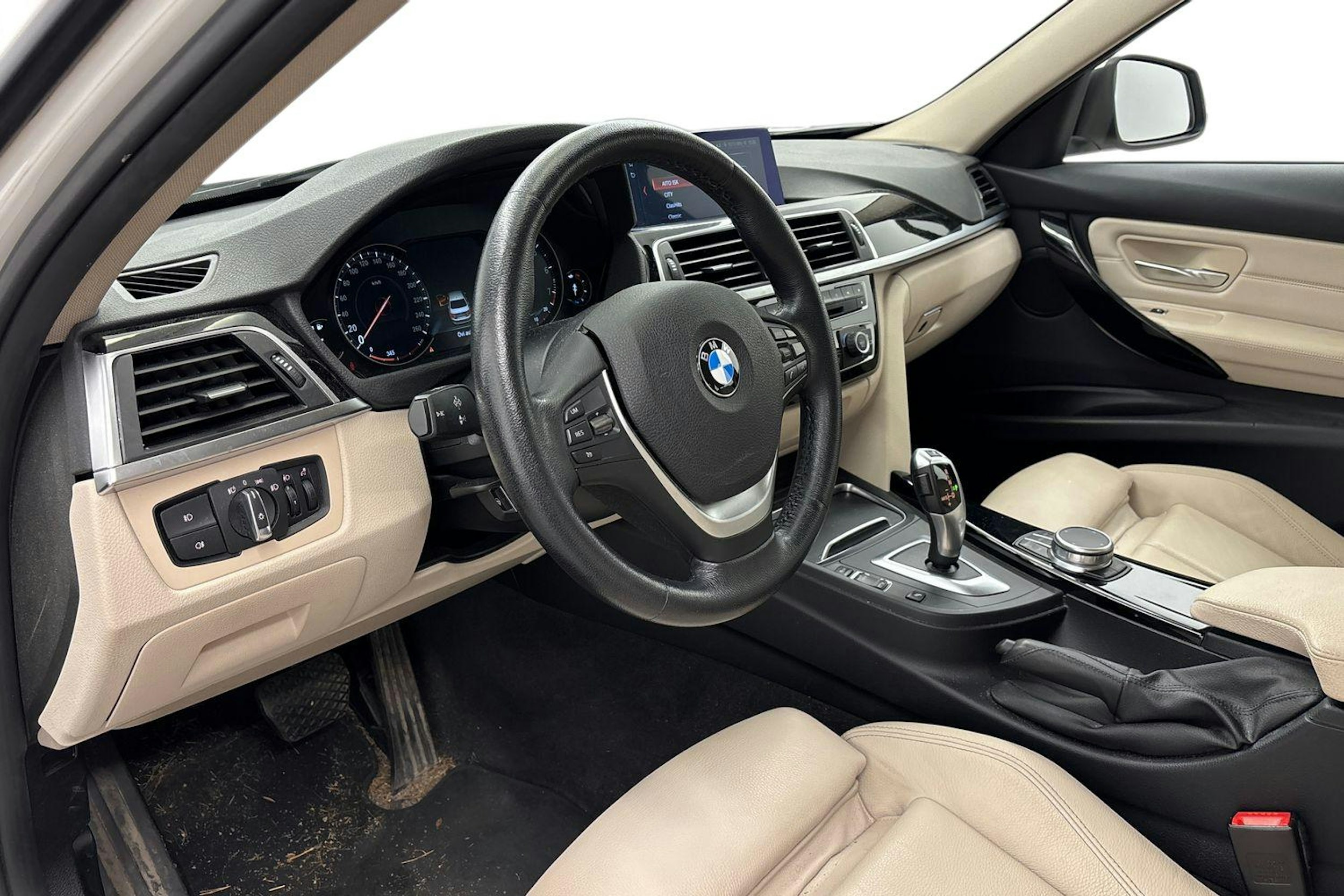 valkoinen BMW 320 2018 kuva 3.