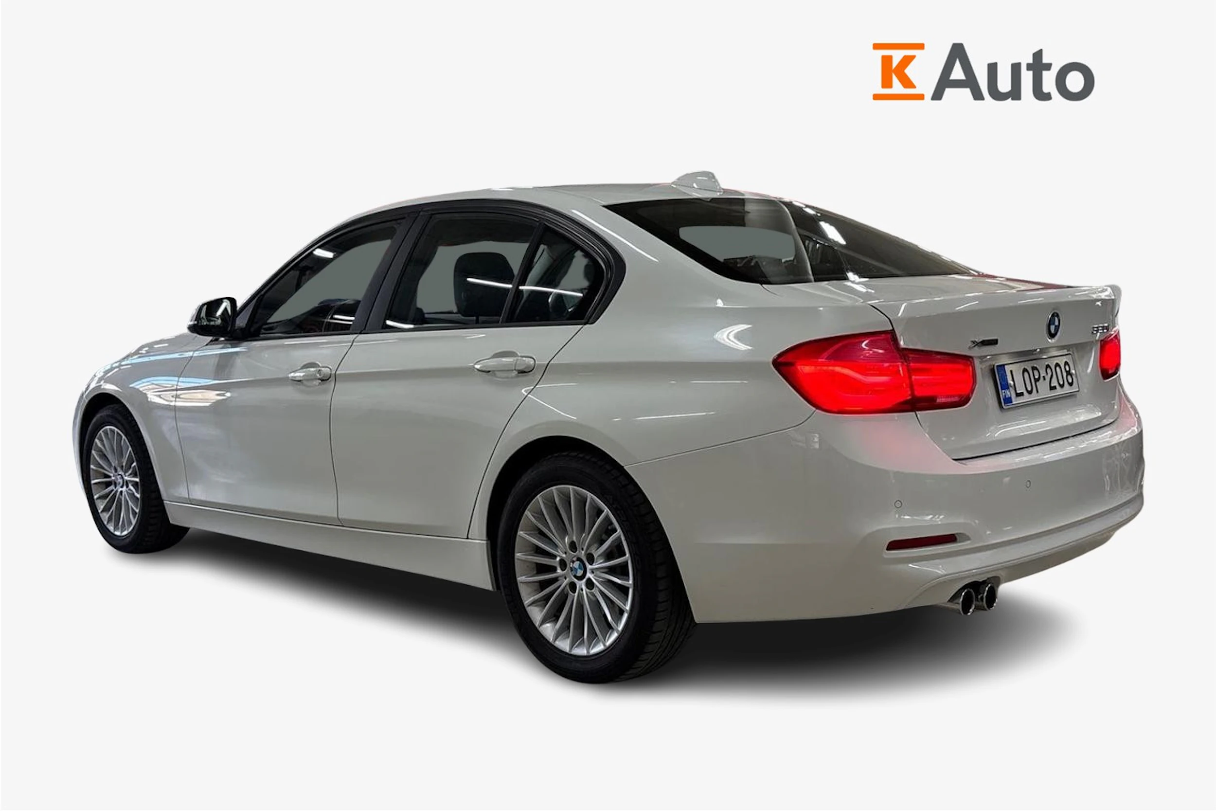 valkoinen BMW 320 2018 kuva 3.