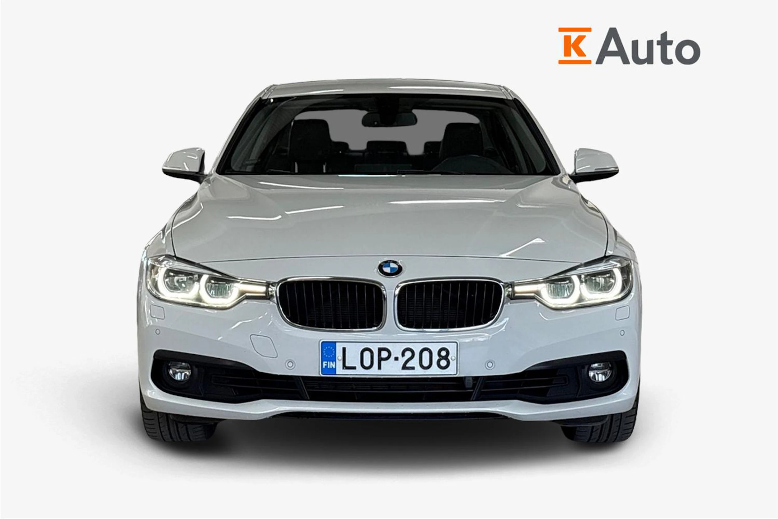 valkoinen BMW 320 2018 kuva 5.