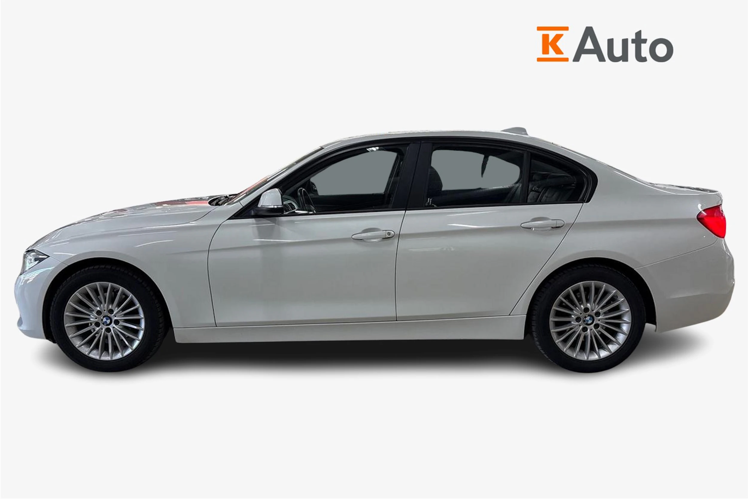 valkoinen BMW 320 2018 kuva 7.