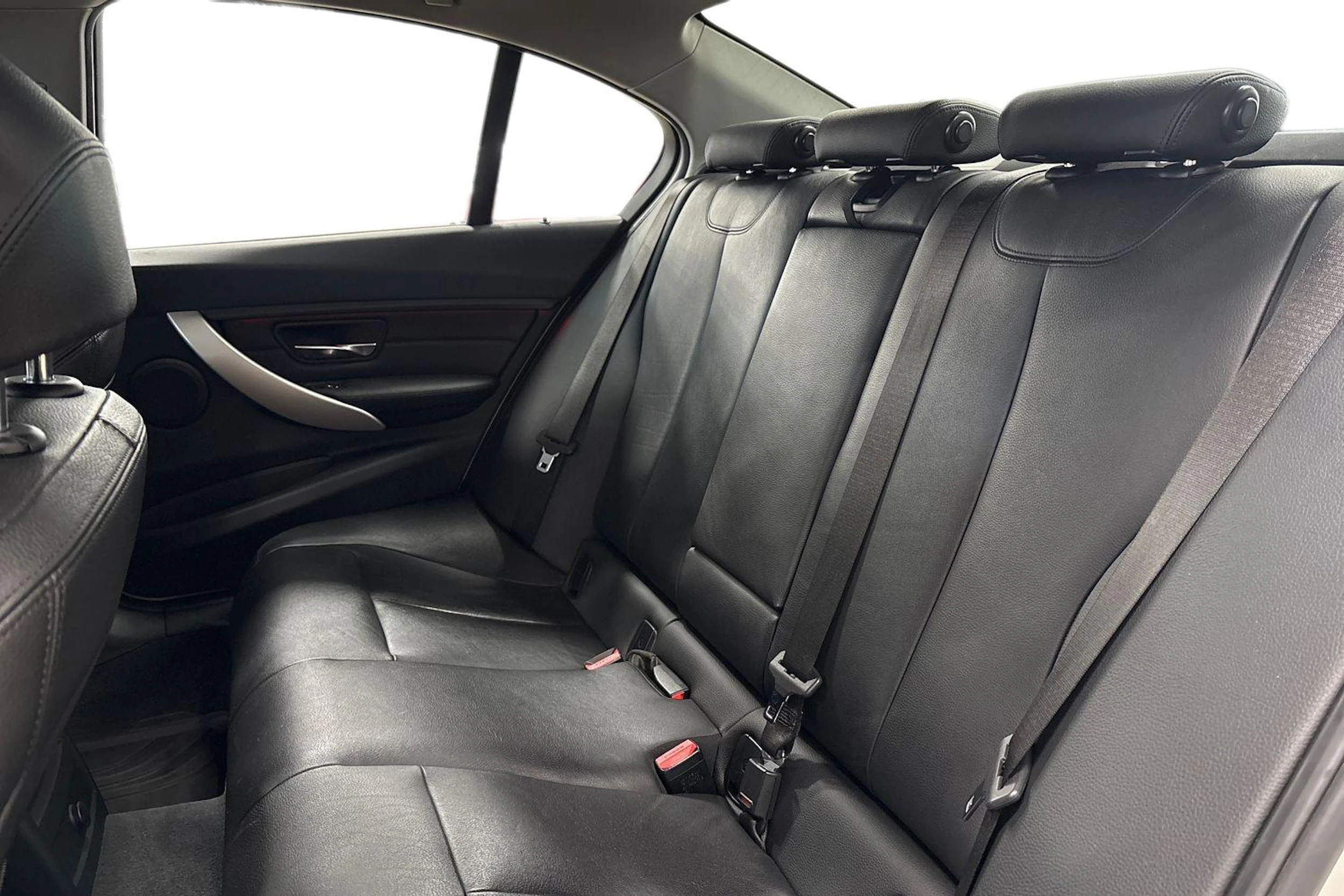 valkoinen BMW 320 2018 kuva 11.