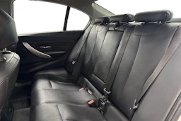 valkoinen BMW 320 2018 kuva 11.