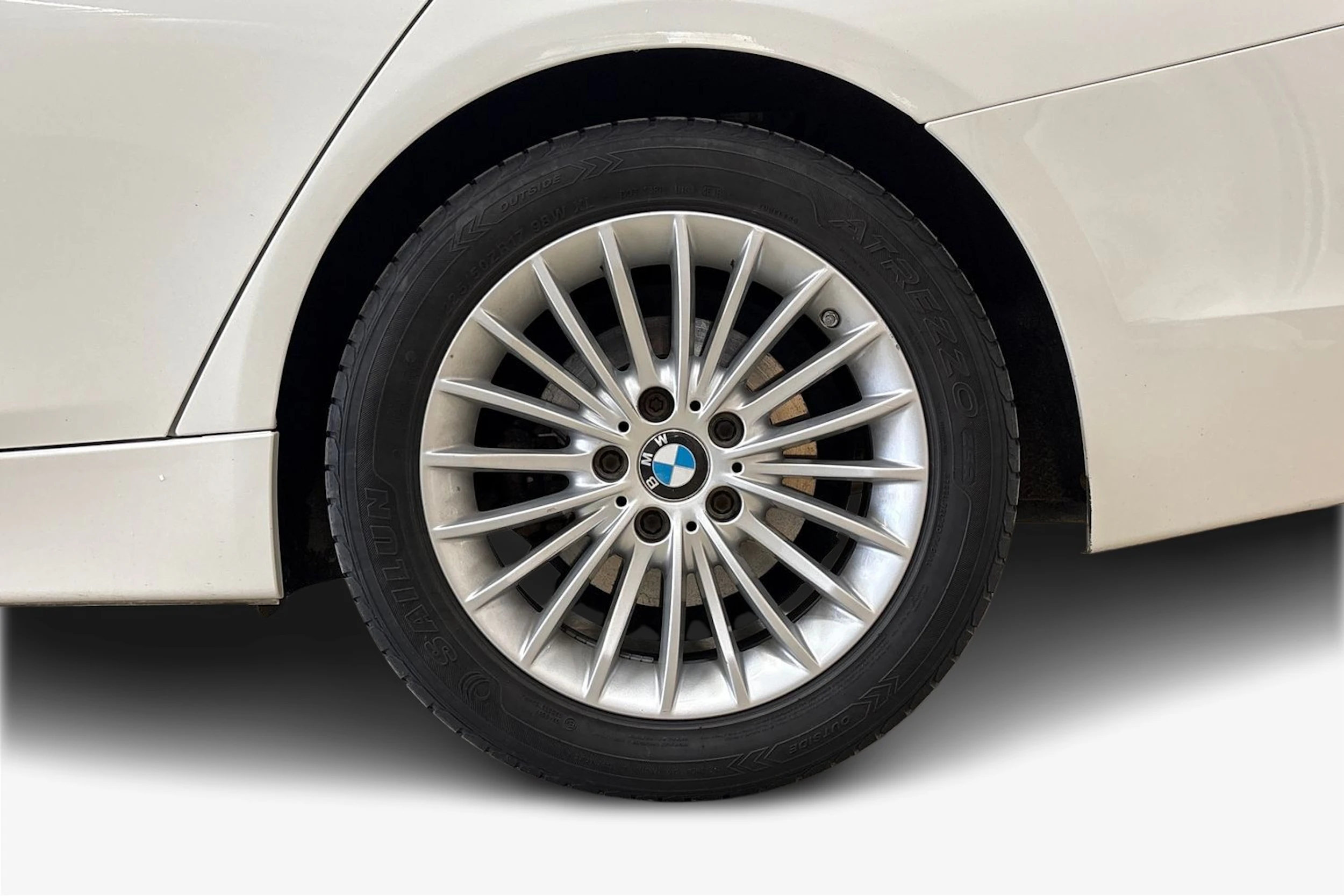 valkoinen BMW 320 2018 kuva 12.