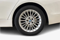 valkoinen BMW 320 2018 kuva 12.