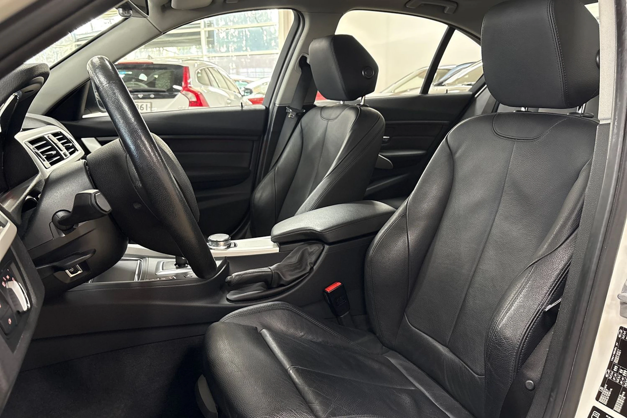 valkoinen BMW 320 2018 kuva 13.