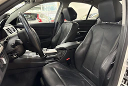 valkoinen BMW 320 2018 kuva 13.