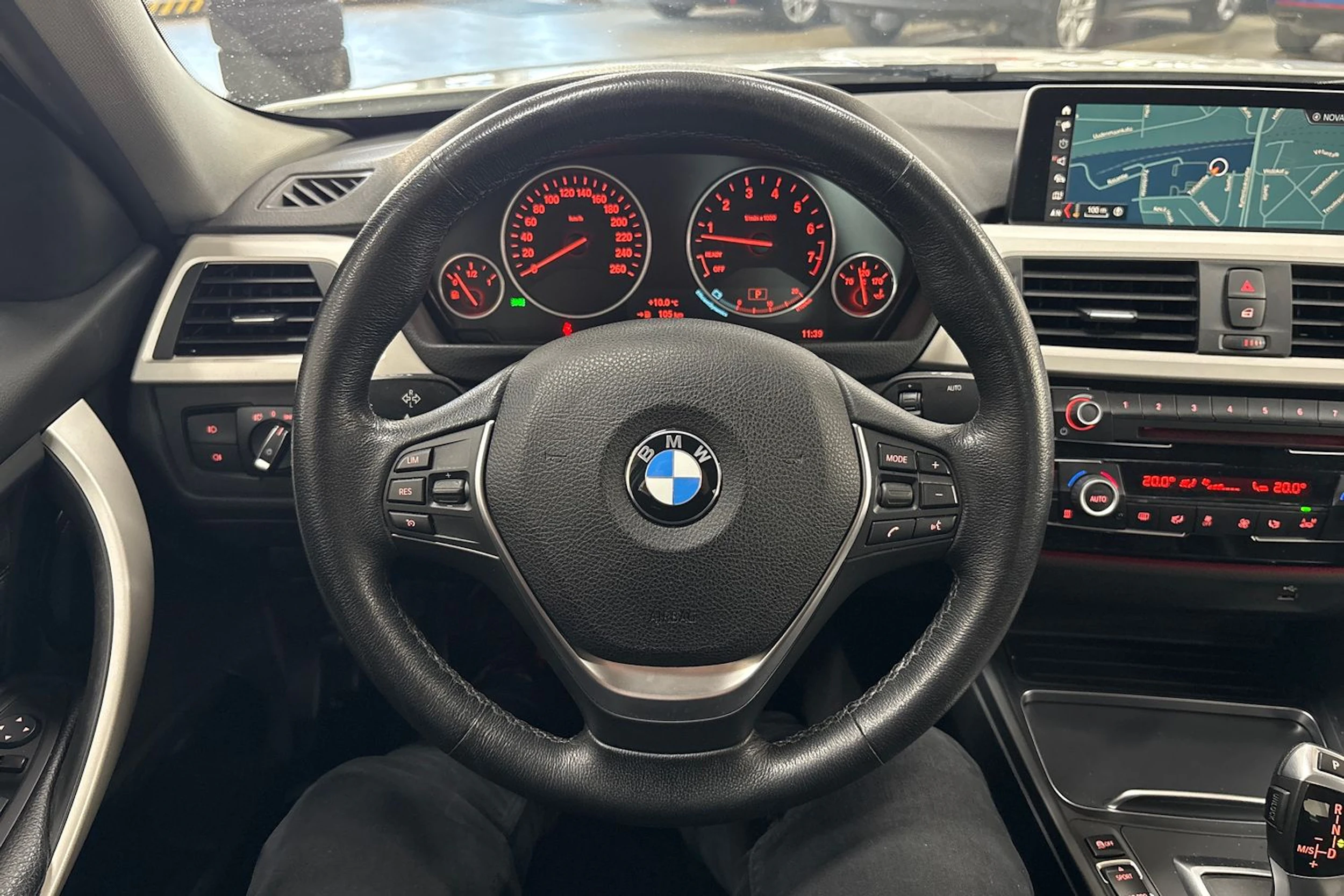 valkoinen BMW 320 2018 kuva 15.