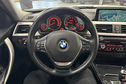 valkoinen BMW 320 2018 kuva 15.