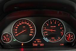 valkoinen BMW 320 2018 kuva 16.