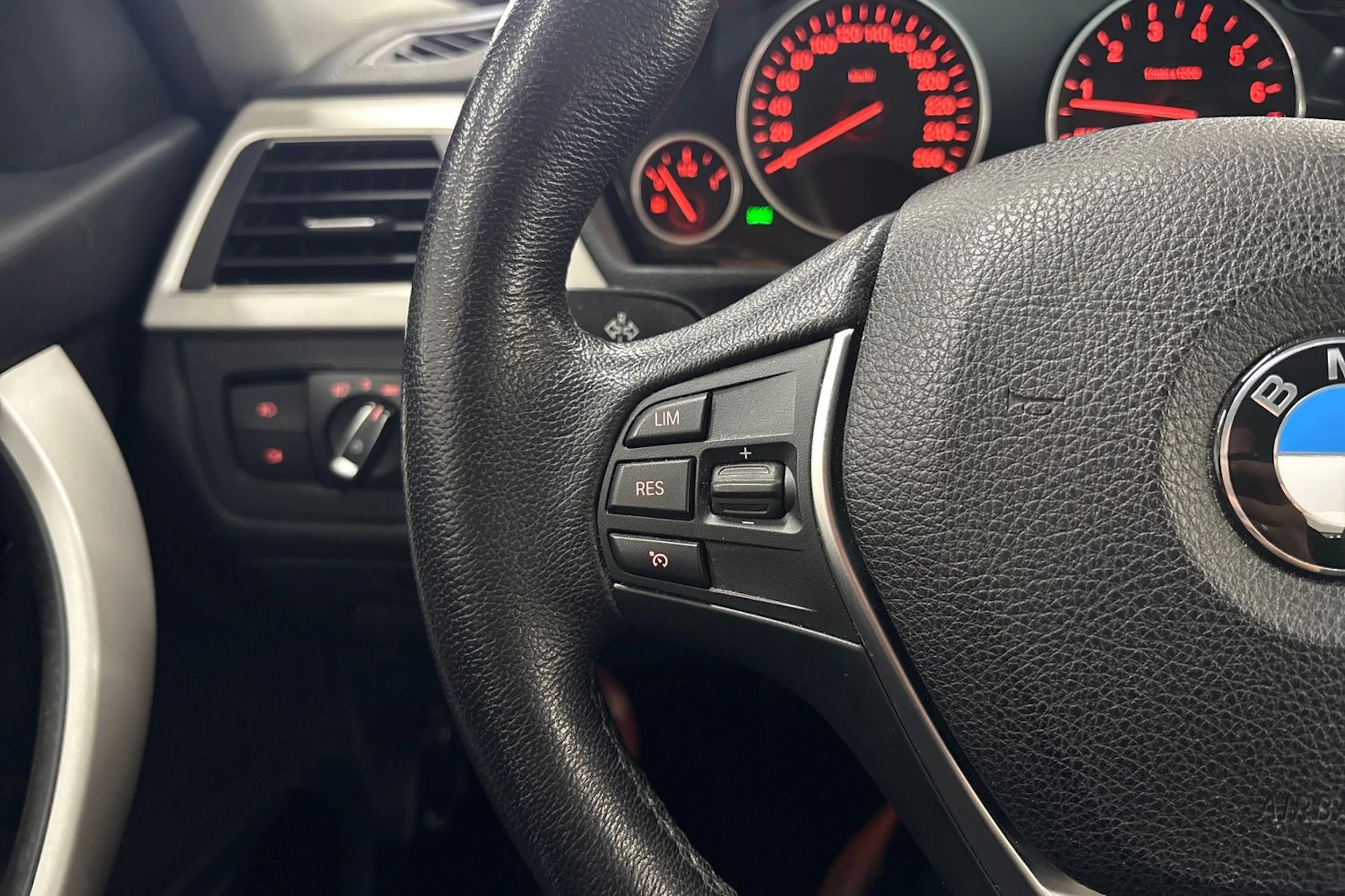 valkoinen BMW 320 2018 kuva 17.