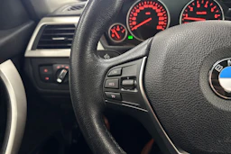 valkoinen BMW 320 2018 kuva 17.