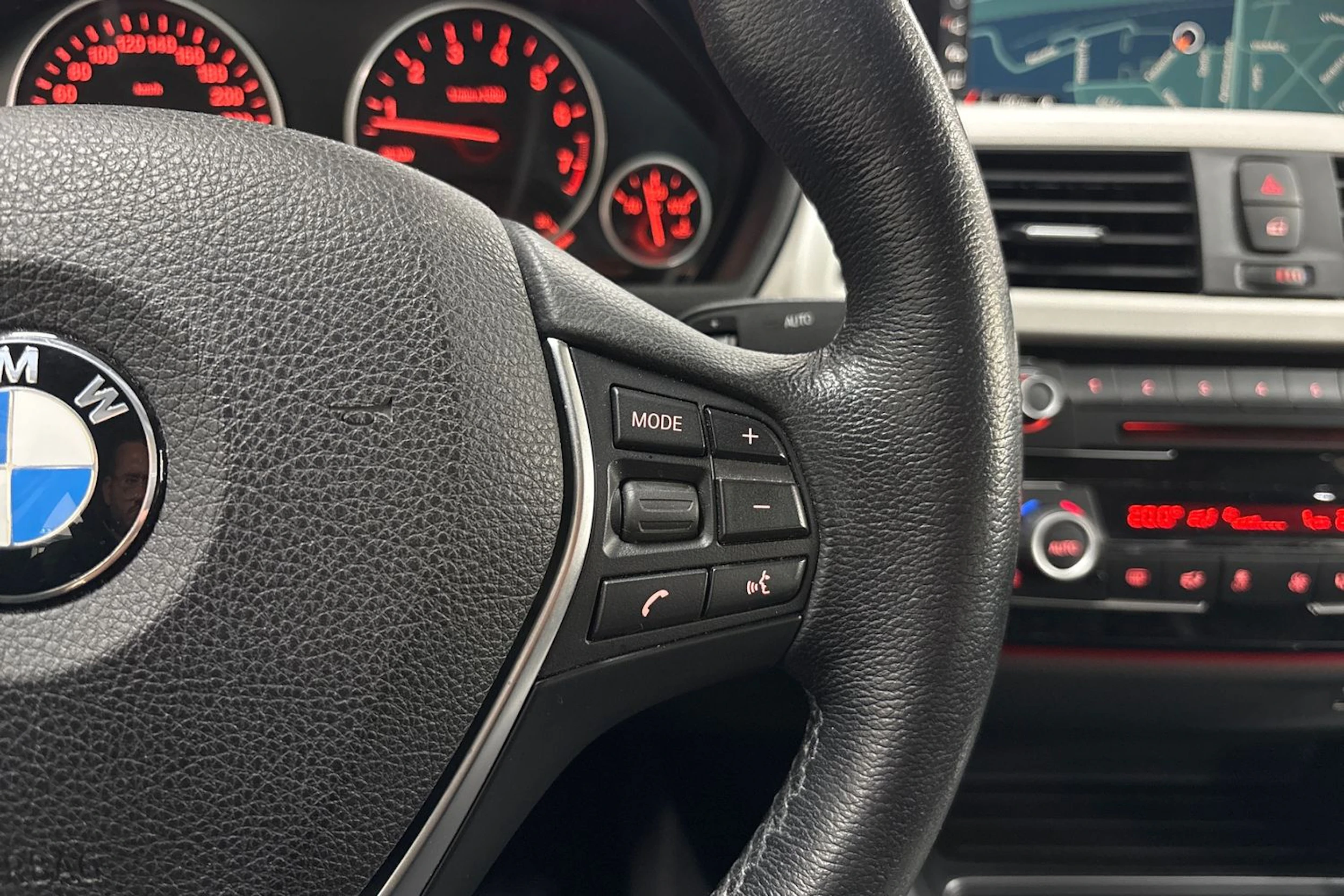 valkoinen BMW 320 2018 kuva 18.