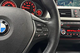 valkoinen BMW 320 2018 kuva 18.