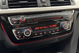 valkoinen BMW 320 2018 kuva 23.