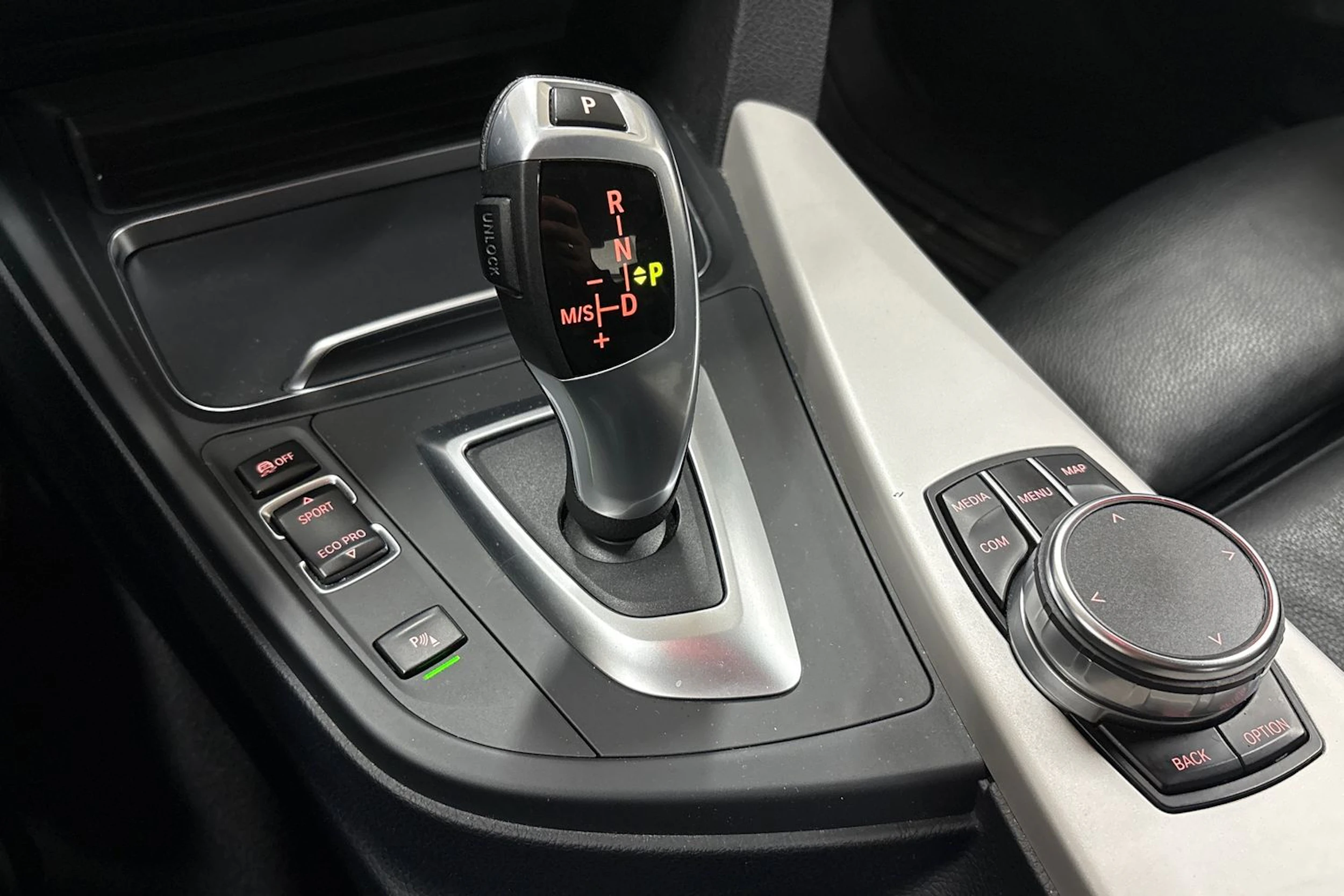 valkoinen BMW 320 2018 kuva 24.