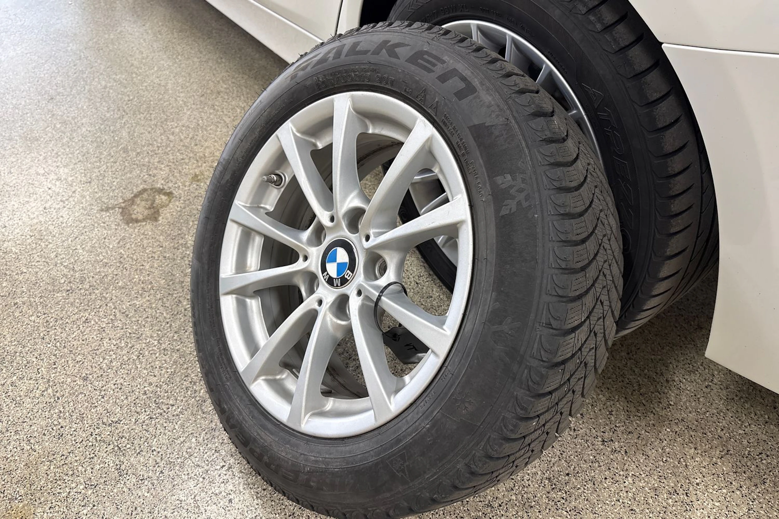 valkoinen BMW 320 2018 kuva 29.