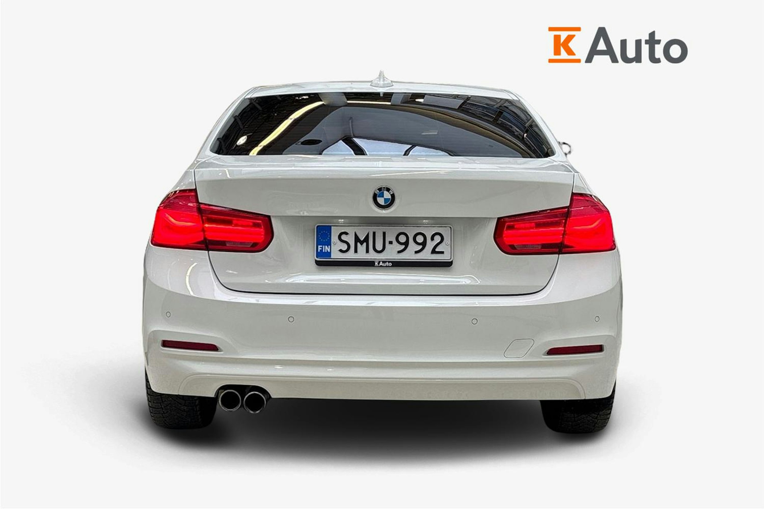 valkoinen BMW 320 2018 kuva 3.