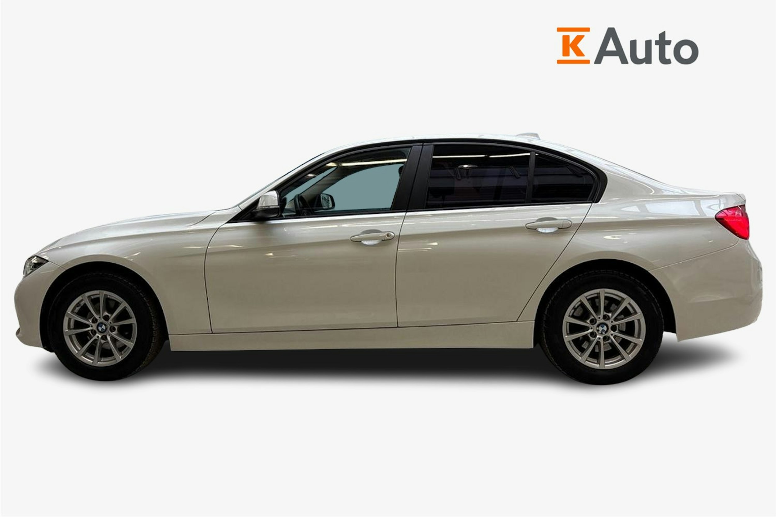 valkoinen BMW 320 2018 kuva 5.