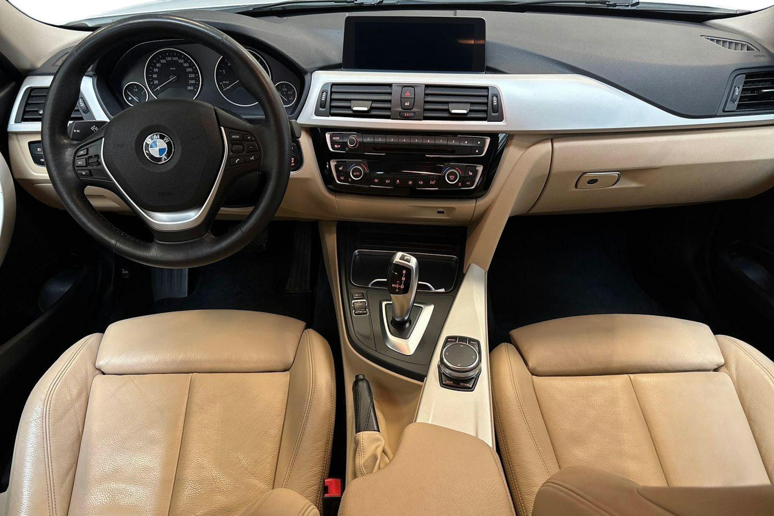 valkoinen BMW 320 2018 kuva 7.