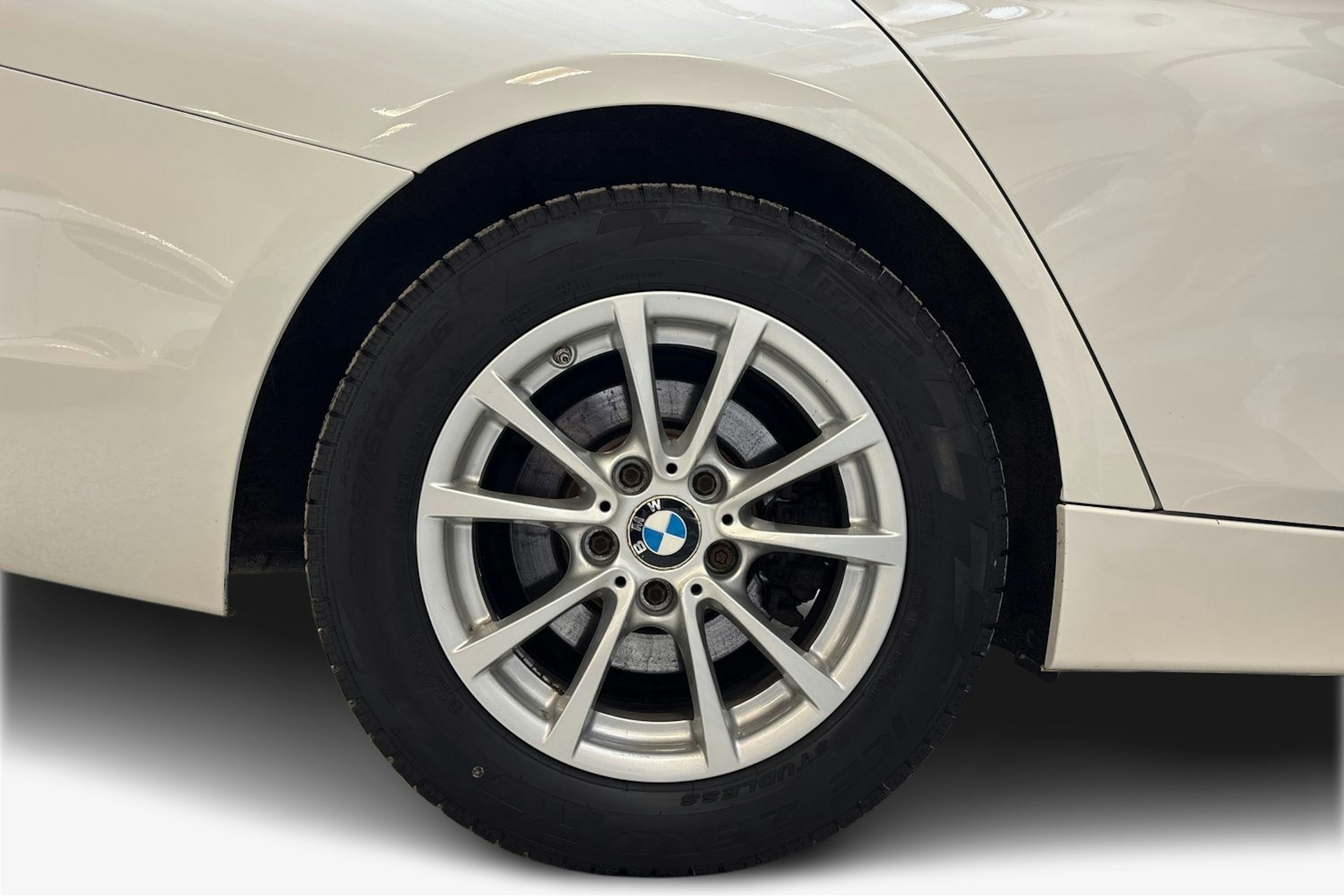 valkoinen BMW 320 2018 kuva 9.