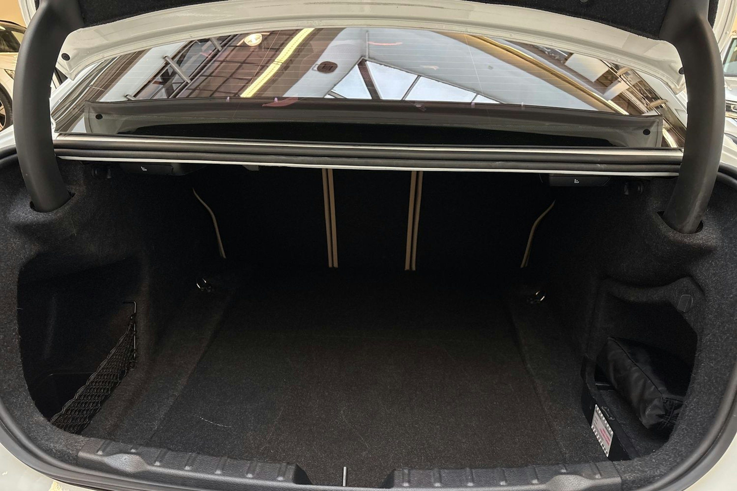 valkoinen BMW 320 2018 kuva 11.