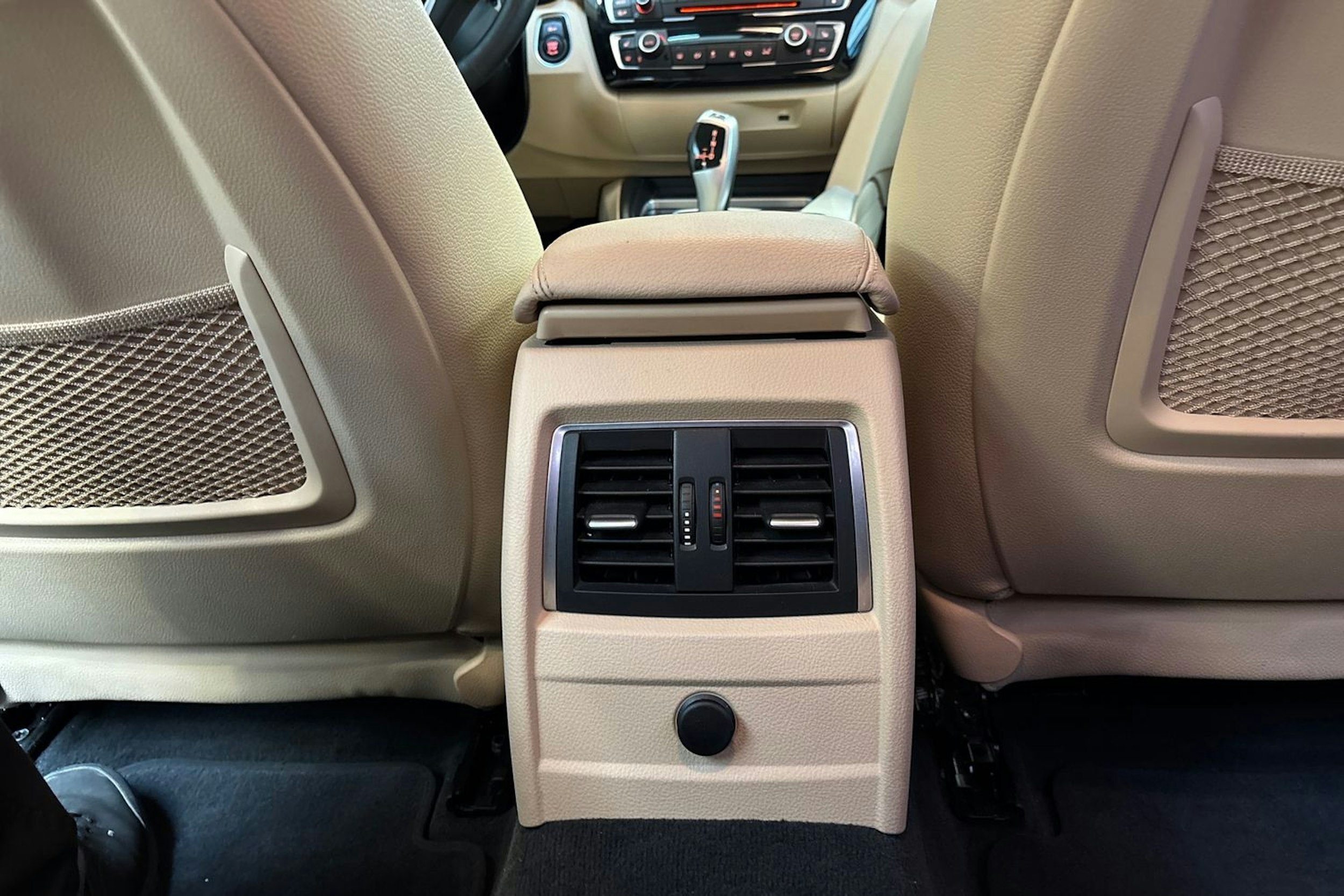 valkoinen BMW 320 2018 kuva 12.